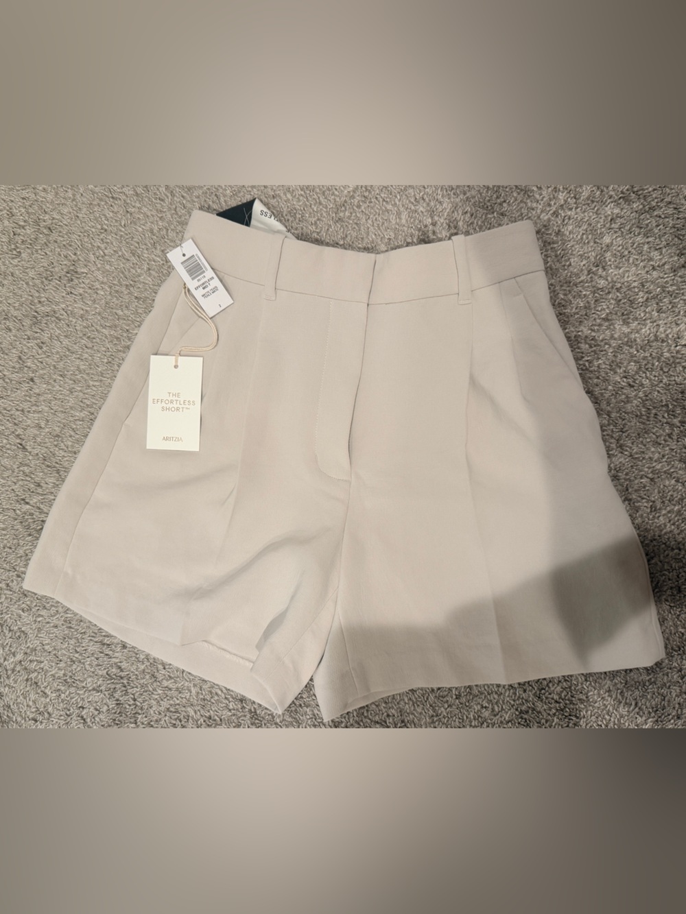 Aritzia Effortless Shorts - Picture 2 of 5